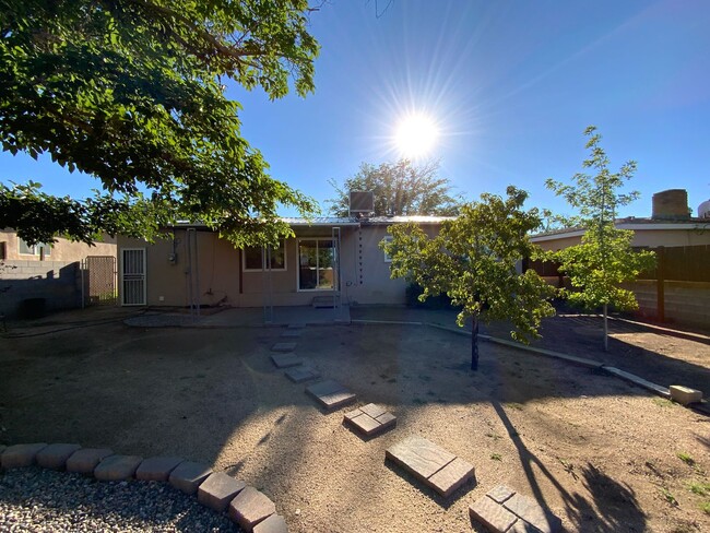 Building Photo - 3 Bedroom Single Story Home Available Near...