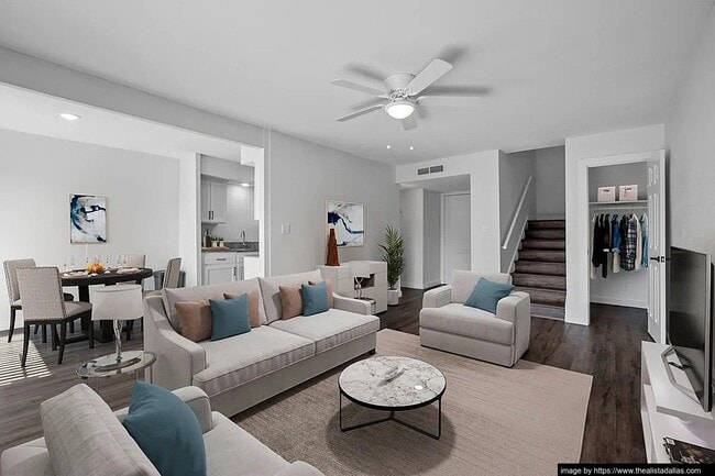 Building Photo - 10028 Royal Ln