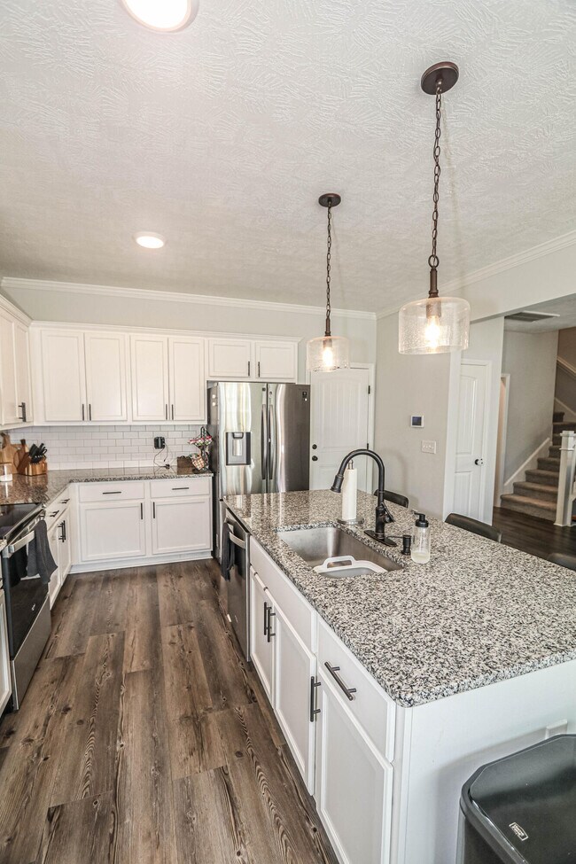 Building Photo - 550 Jensen Ln