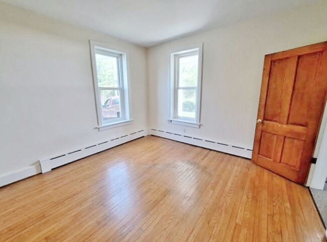 Building Photo - 3 Bed / 1-1/2 Bath Single Family w/2 Car G...