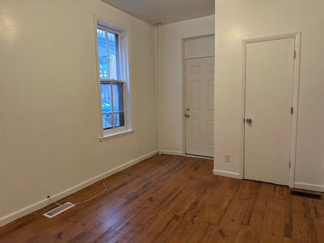 Building Photo - 1st Floor 1 Bed 1 Bath Apt Located On Lexi...