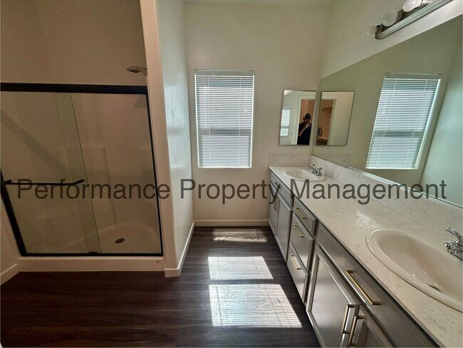 Building Photo - Stunning 3 Bed/2 Bath S Bakersfield Home w...