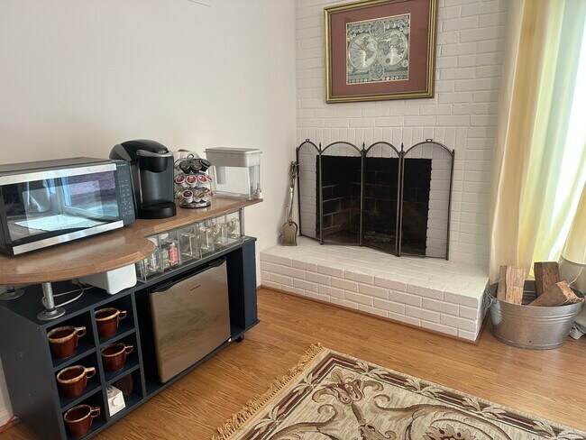 Convenient kitchenette - 9308 Cedar Ln