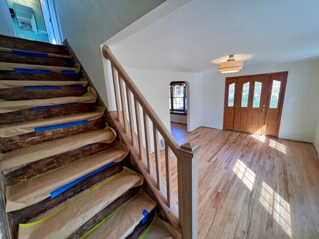 Building Photo - Pittsburgh - 2 Bedroom 1.5 Bathroom - Home...