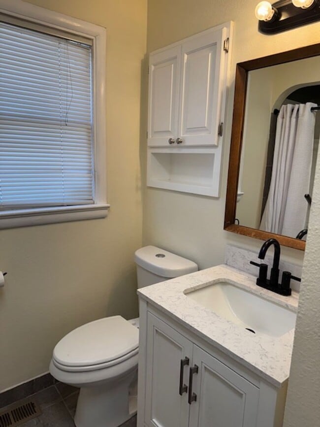 Building Photo - ALL PROSPECTIVE TENANTS MUST SUBMIT A $58 ...