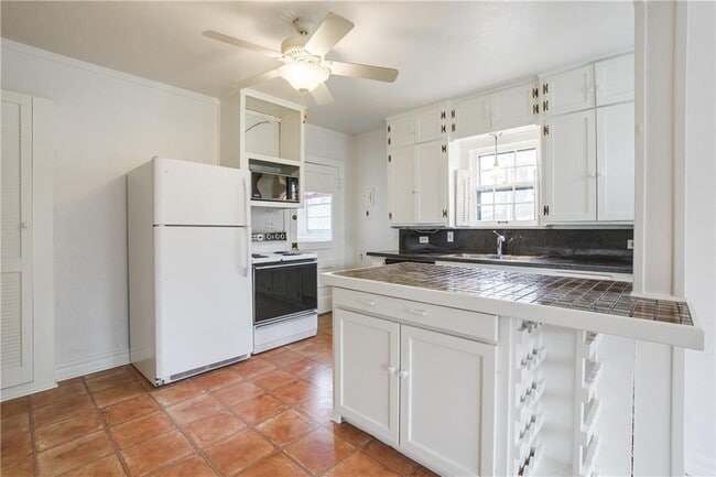 Building Photo - 1600 NW 38th St