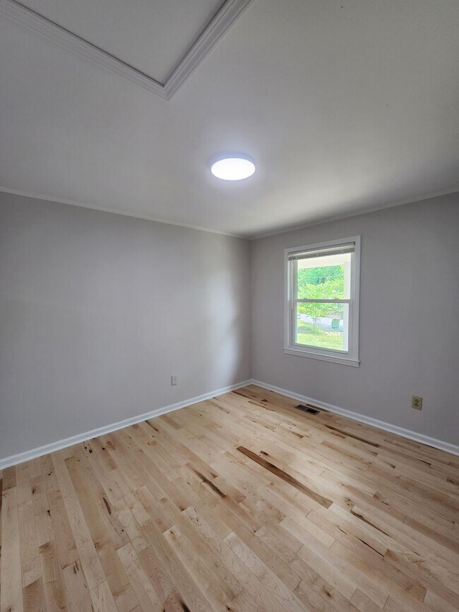 Building Photo - East Asheville Rental!