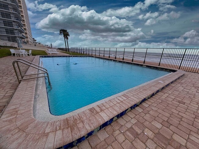 Building Photo - Spectacular Ocean front ground floor unit , just steps away from water and sand