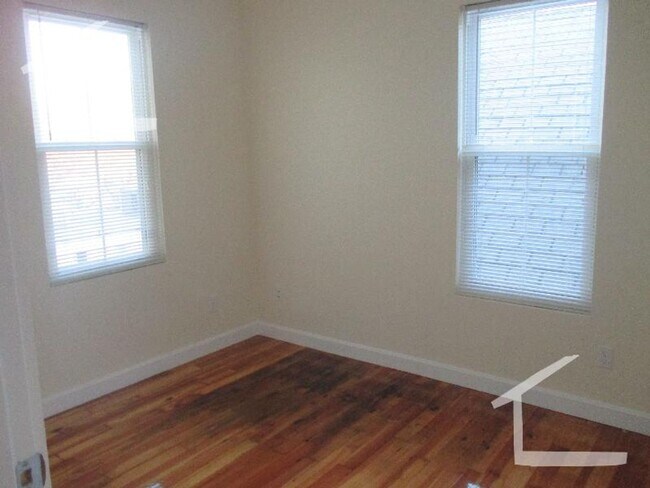 Building Photo - Nicely renovated 3 bed next to Brookline Village.