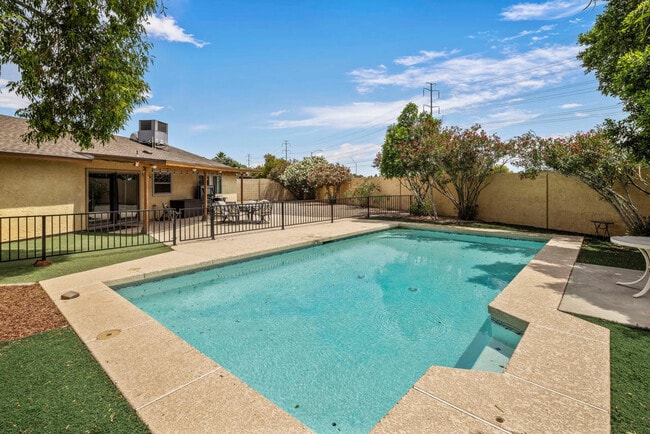 Building Photo - 10625 E Becker Ln