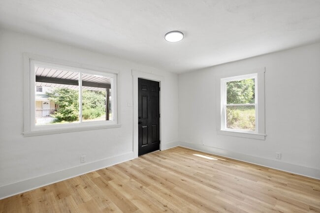 Building Photo - MOVE IN READY! FULLY RENOVATED 2-BEDROOM I...