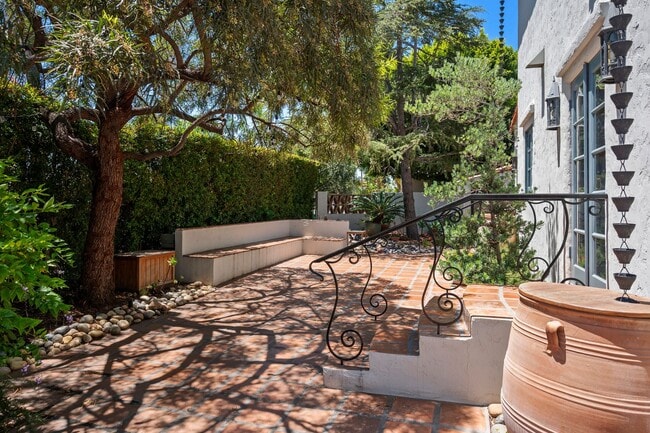 Building Photo - Kensington Exceptional Location 4Bed 3.5 Bath Private Gated Spanish Estate like property
