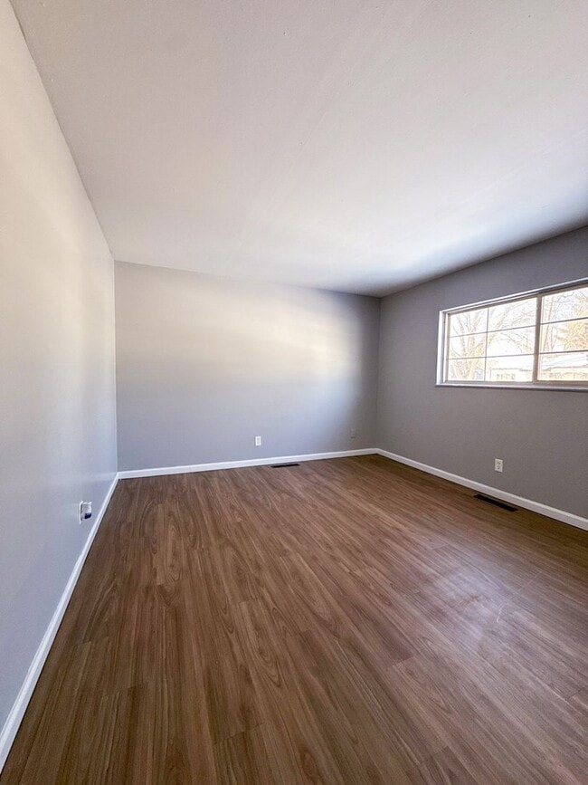 Building Photo - Move-In Ready 3BR Home w/ Eat-In Kitchen, Yard & Off-Street Parking