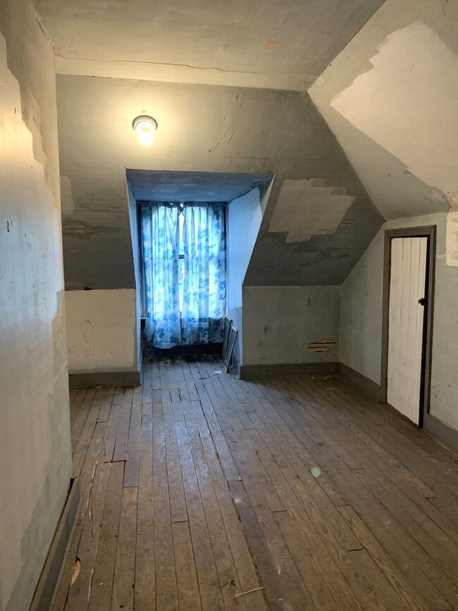 Building Photo - 2-story duplex | 4 bedrooms and 2 full bathrooms