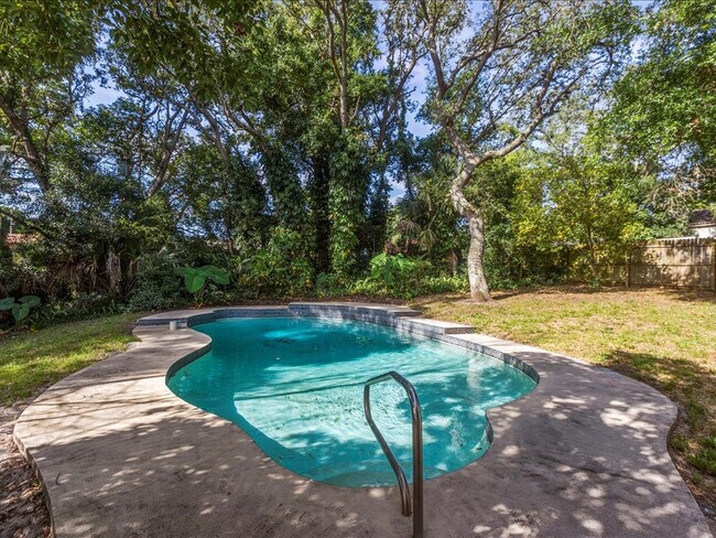 Building Photo - Single Family Pool Home Excellent Location