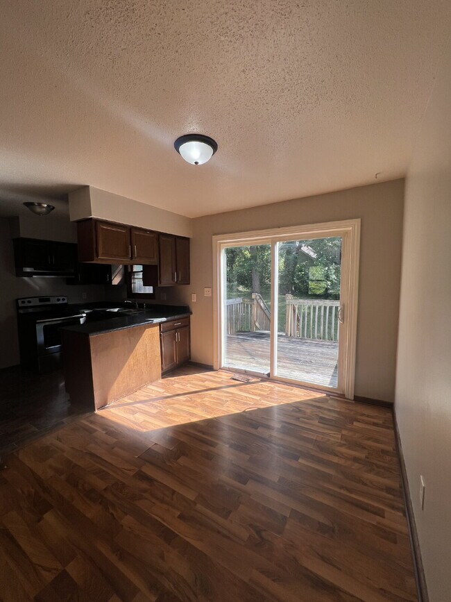 Building Photo - 2 Bedroom Duplex on South Side of Des Moin...