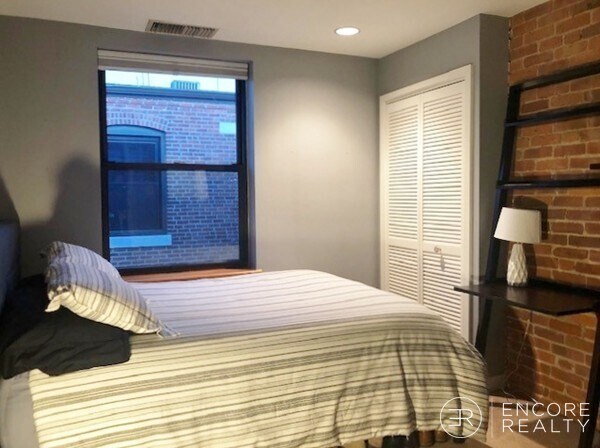 Building Photo - 103 Gainsborough St