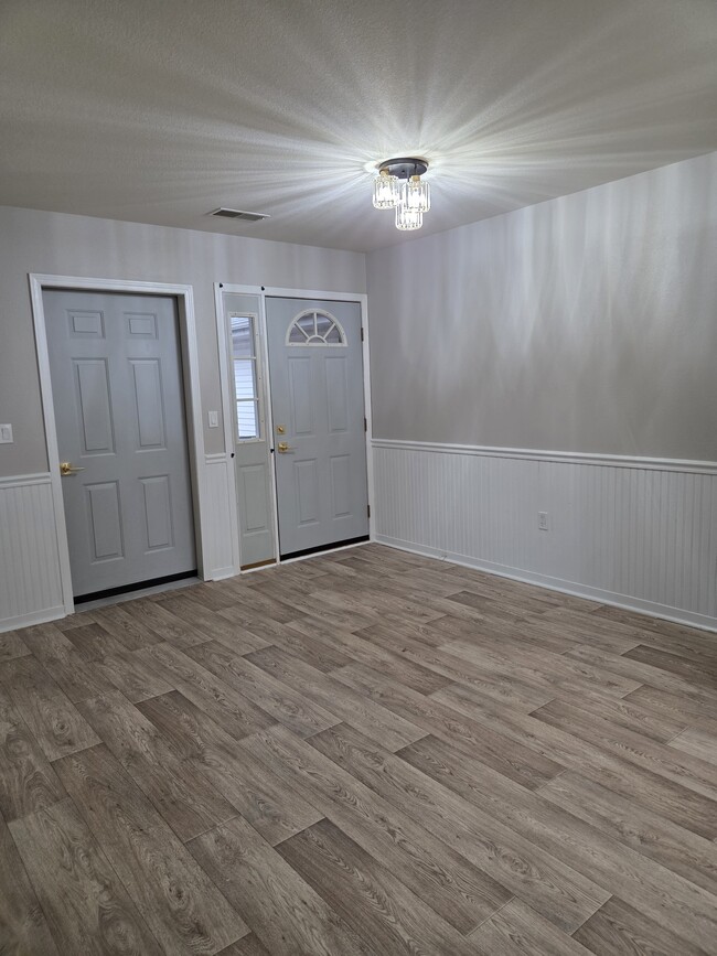 Building Photo - 883 E Loos St