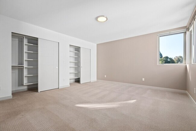 Building Photo - Impeccable Greenwood Townhome with Air Con...