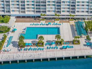 Building Photo - Bayview Drive, Sunny Isles Beach, FL 33160 - 1 BR 1.5 BA condo