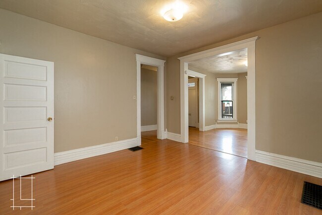 Building Photo - 207 W Hubbard Ave