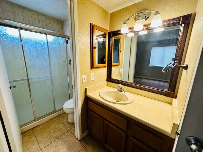 Building Photo - Downstairs 2-Bedroom Condo in Central Las ...