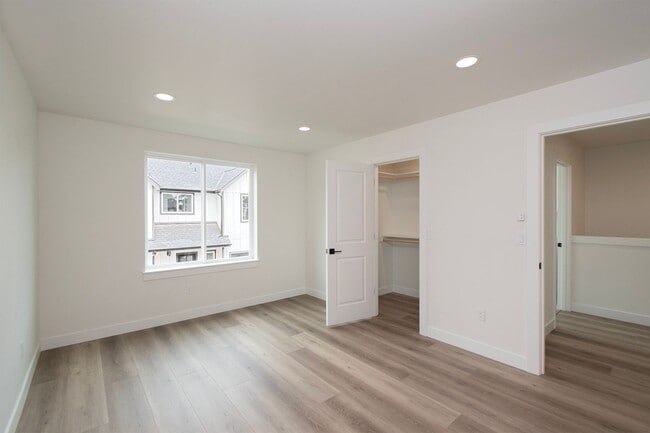 Building Photo - 1106 W Lauridsen Blvd