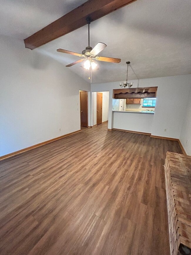 Building Photo - Gorgeous 2 Bedroom 1 1/2 Bathroom Duplex Located Off of North Monroe. Fresh Paint and New Flooring!