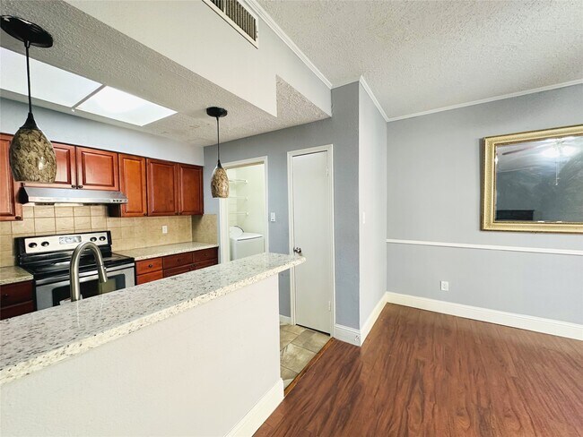 Building Photo - 7350 Kirby Dr