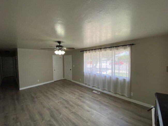 Building Photo - 3 Bedroom 2 Bath Single Family Home