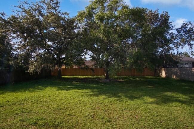 Building Photo - 4 Bedroom Home Now Available