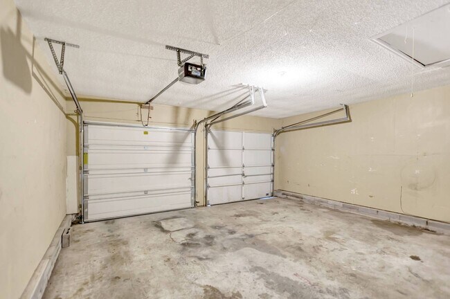 Building Photo - The Lakes