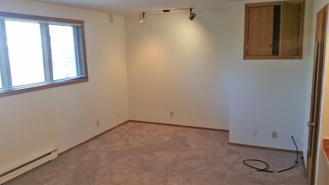 Building Photo - Pet Friendly Three Bedroom Townhouse!