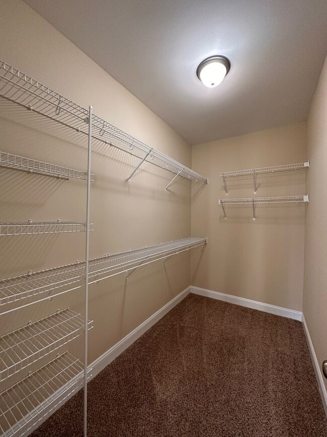 Building Photo - Perfect on Pineflat!