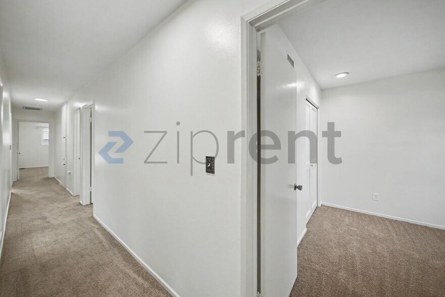 Building Photo - Unit