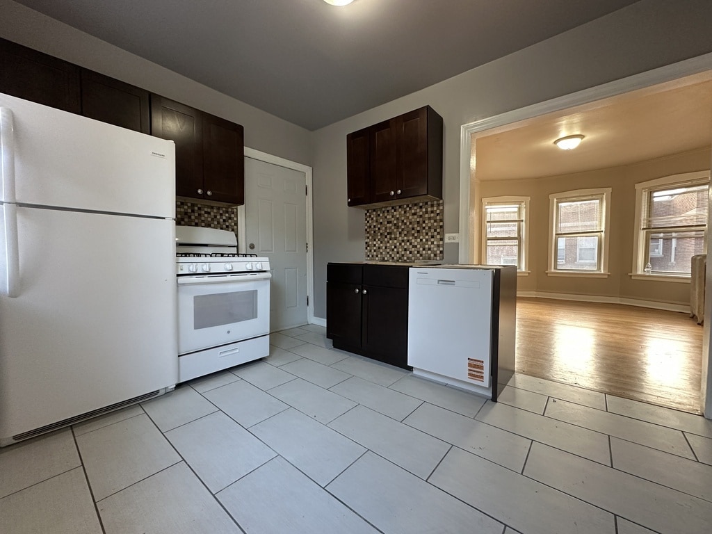 Building Photo - 4027 W Melrose St