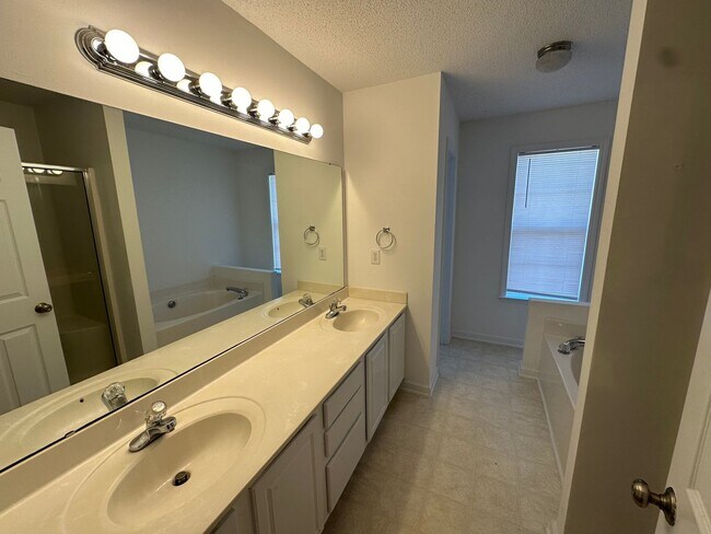 Building Photo - Beautiful 3 bedroom home on over 3/4 acres with huge garage.