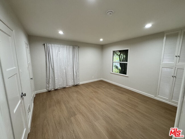 Building Photo - 300 S Doheny Dr
