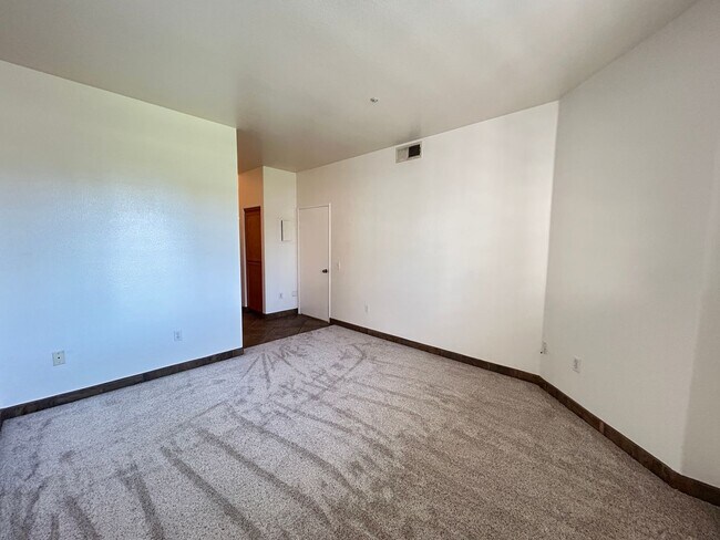 Building Photo - Beautiful 2 Bed 2 Bath Tustin Ranch Condo With Golf Course Views!