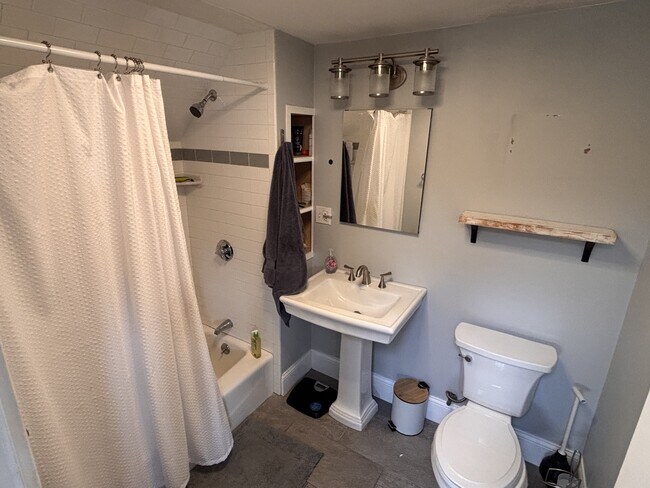 Building Photo - 558 Riverside Ave