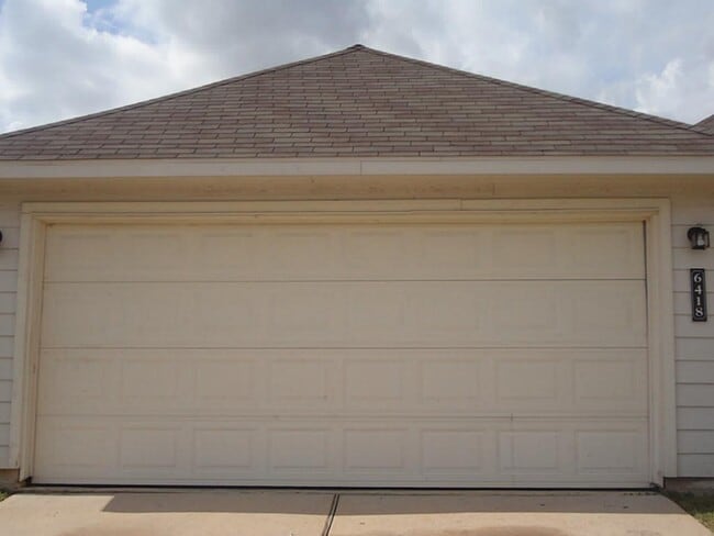 Building Photo - 6418 Mountain Pines Ln