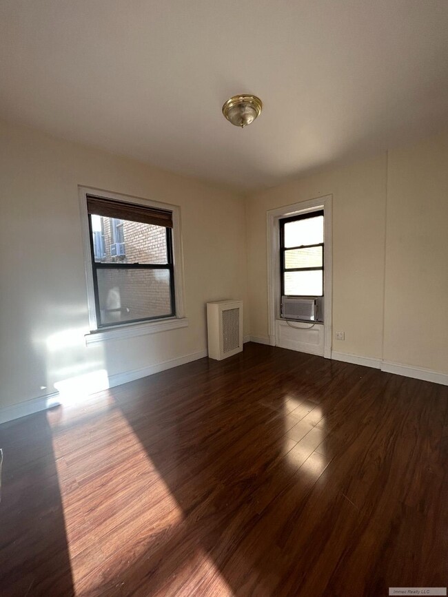 Building Photo - Super Sunny 1 BD, Panoramic Windows, Gut Renovated Granite Kitchen & Fabulous UWS Location!