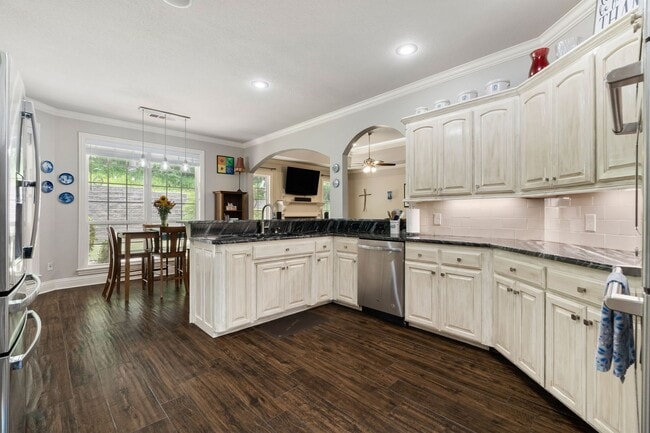 Building Photo - Luxury Living