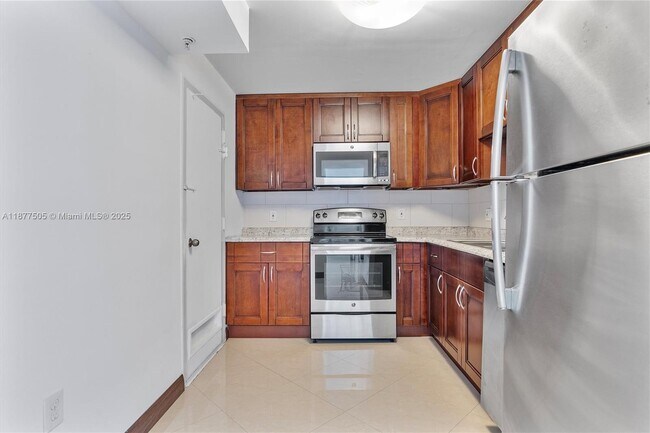 Building Photo - 400 Kings Point Dr