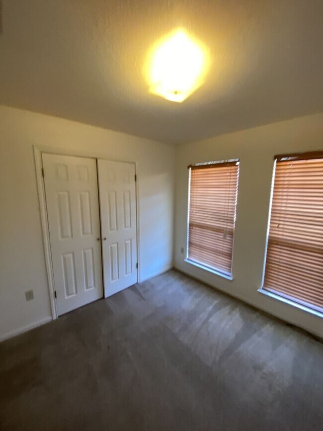 Building Photo - 3 BED / 2 Bath  AVAILABLE NOW