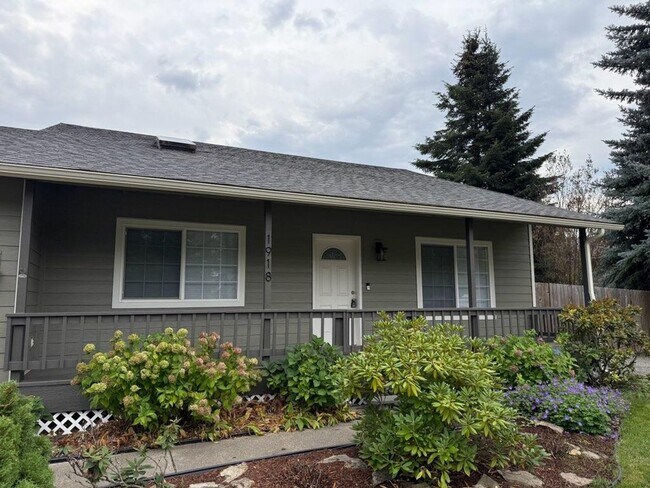 Building Photo - Updated 3 Bed 2 Bath Home With Brand New 2...