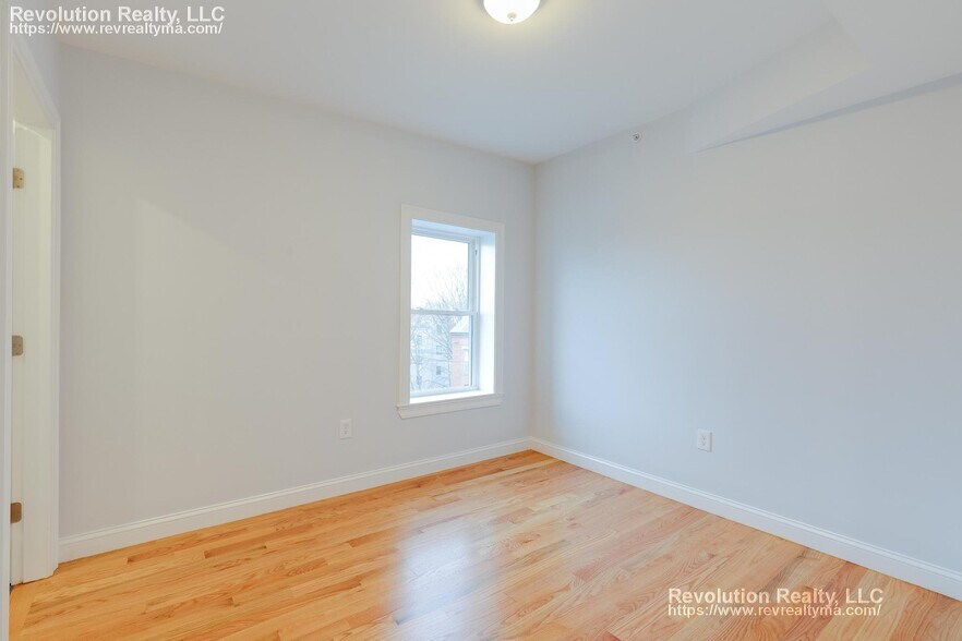 Building Photo - 15 Kenilworth St