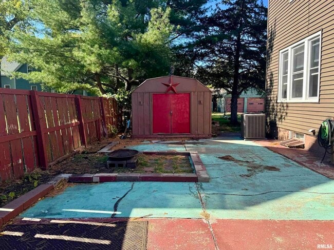 Building Photo - 716 46th St