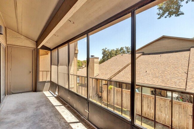 Building Photo - 1202 Thorpe Ln