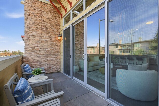 Building Photo - Gorgeous & Modern Los Altos Condo